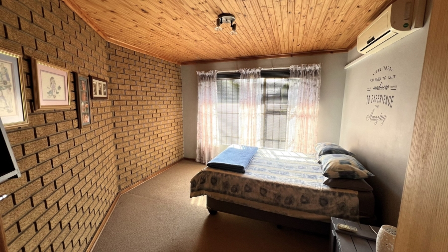 4 Bedroom Property for Sale in Langenhovenpark Free State
